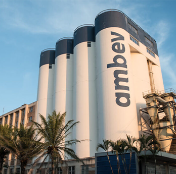 Silos da fábrica da Ambev no Rio de Janeiro