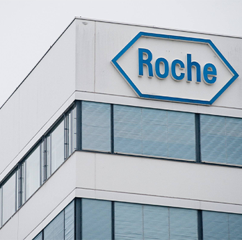 Fachada de prédio da Roche com o logotipo da marca