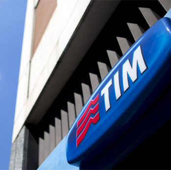 Fachada de loja da TIM com letreiro da marca